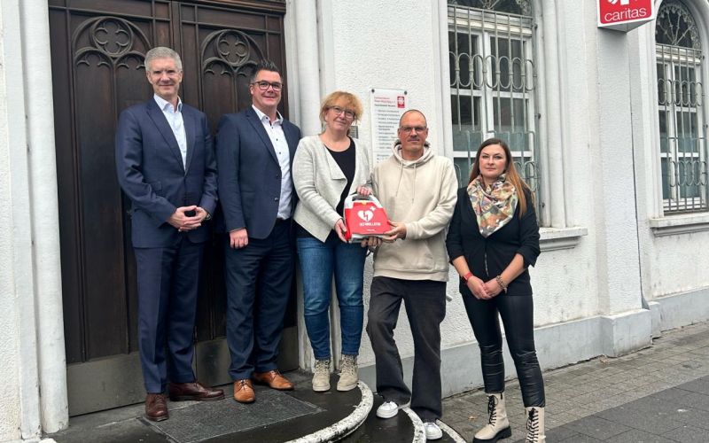Sparkasse spendet Defibrillator für das „Schöppche“